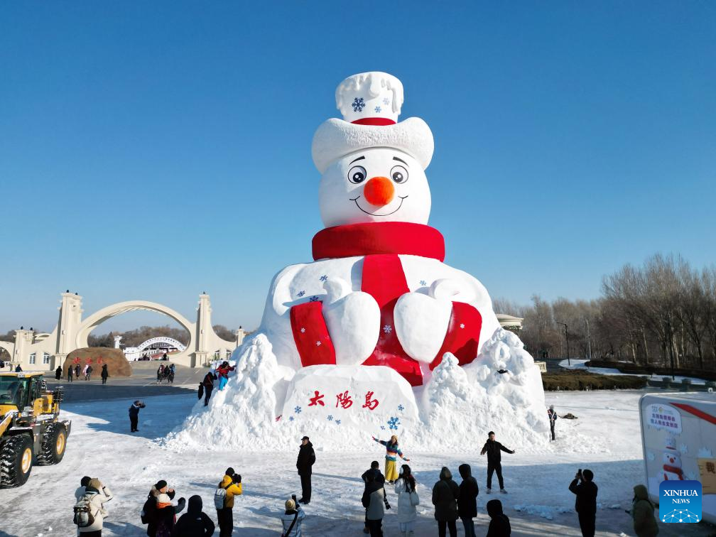 Inaugurado boneco de neve gigante na 38ª Exposição Internacional de Arte de Escultura em Neve da Ilha do Sol