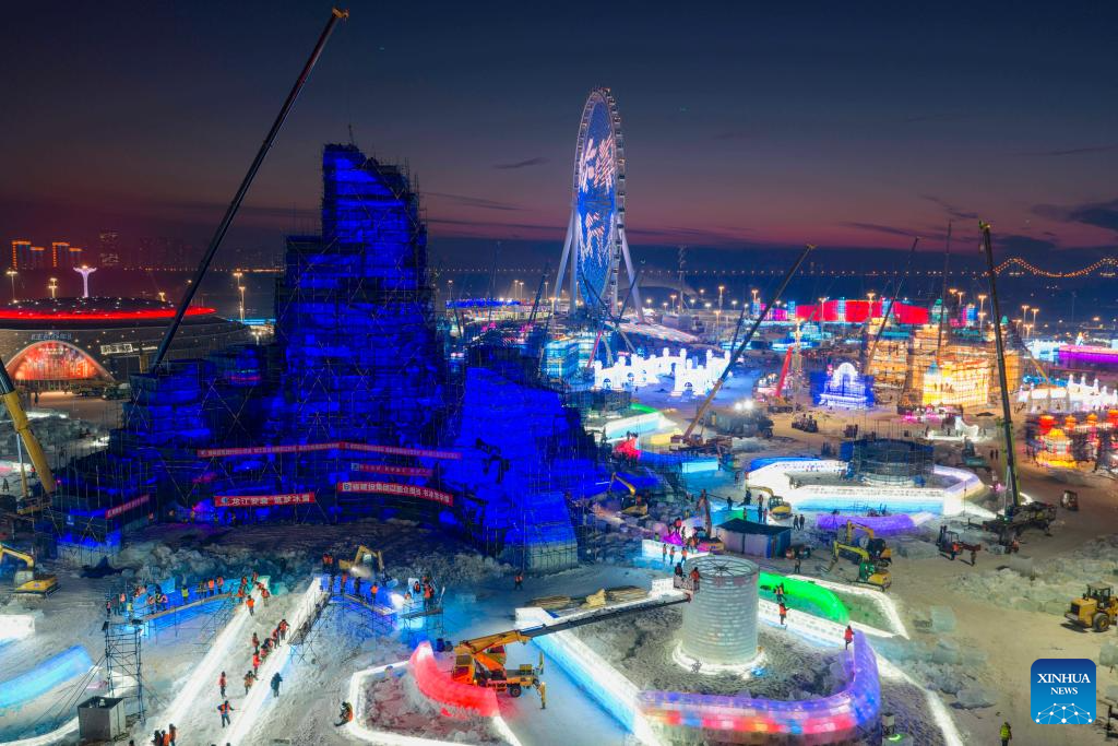 Construção da torre principal da 27ª edição do Mundo de Gelo e Neve de Harbin atinge o topo no nordeste da China