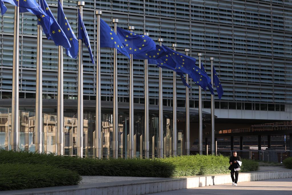 Divisão entre EUA e Europa aumenta devido a multas para empresas de tecnologia e à nova estratégia de segurança dos EUA