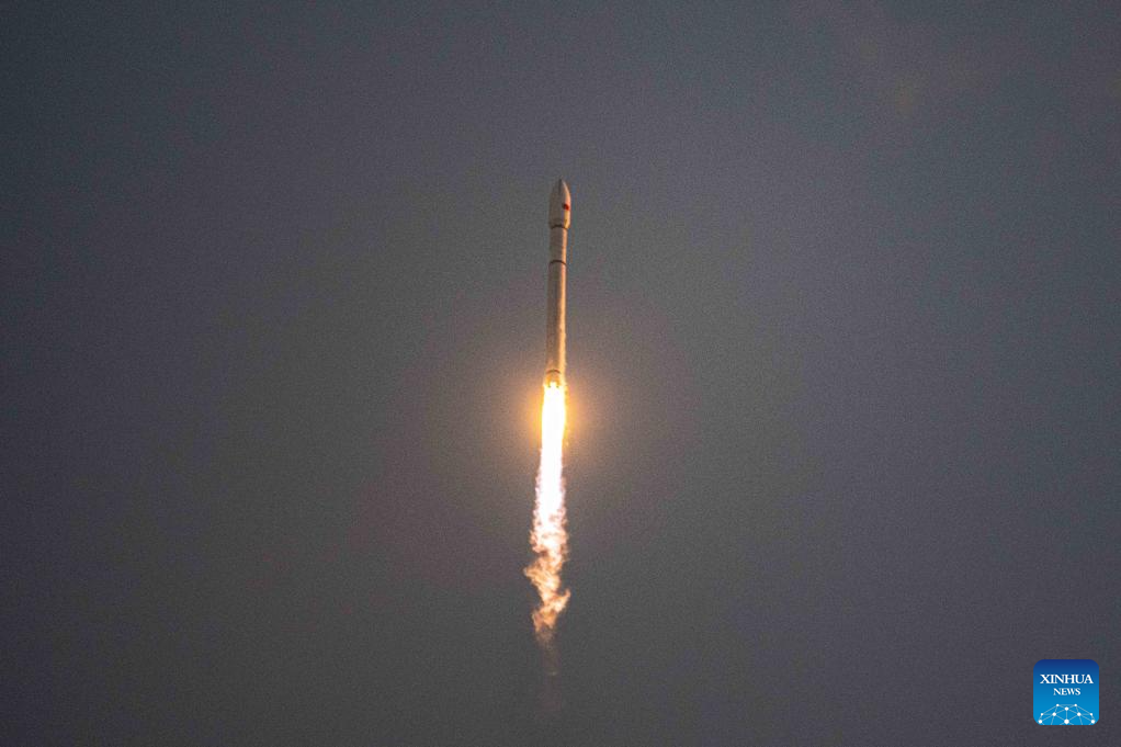 China lança novo grupo de satélites de internet