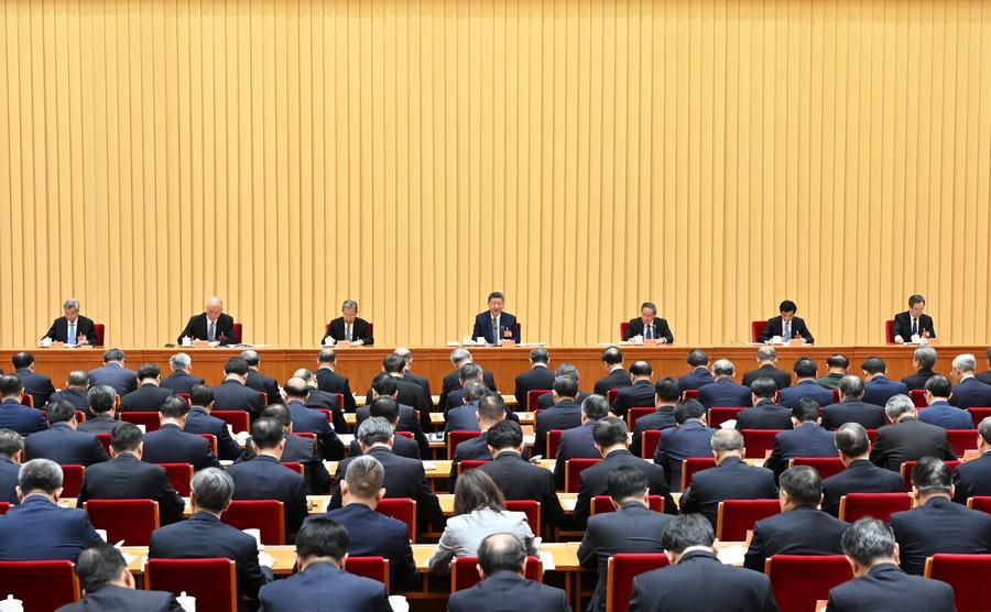 Xi Jinping, secretário-geral do Comitê Central do Partido Comunista da China, presidente da China e presidente da Comissão Militar Central, faz um importante discurso na anual Conferência Central de Trabalho Econômico, realizada na capital chinesa, Beijing. A reunião aconteceu de quarta-feira a quinta-feira em Beijing. Li Qiang, Zhao Leji, Wang Huning, Cai Qi, Ding Xuexiang e Li Xi participam da reunião. (Xinhua/Xie Huanchi)(Xinhua/Huang Jingwen)