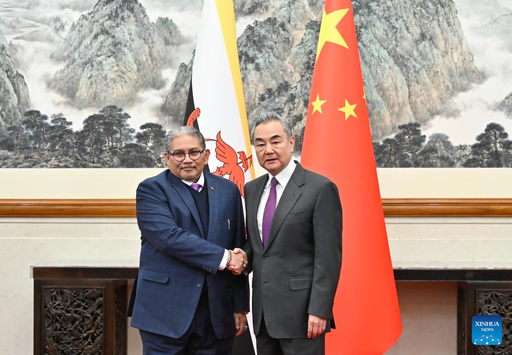 China trabalhará com ASEAN para alinhar estratégias de desenvolvimento e resistir a intimidações unilaterais, diz chanceler chinês