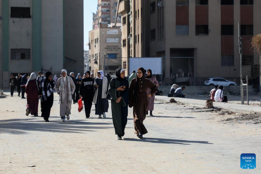 Destaque: Estudantes de Gaza retornam a faculdades danificadas pela guerra, agarrando-se à esperança em meio às ruínas