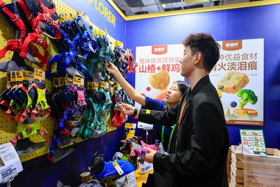 (Multimídia) Mercado de consumo da China expande-se com aumento de 4% em vendas no varejo nos primeiros 11 meses