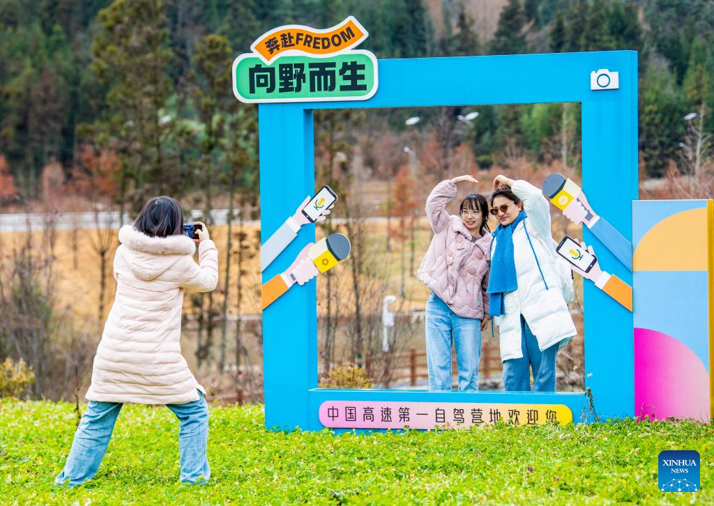 Vila chinesa de Lengshui em Chongqing desenvolve turismo de lazer para dinamizar o setor