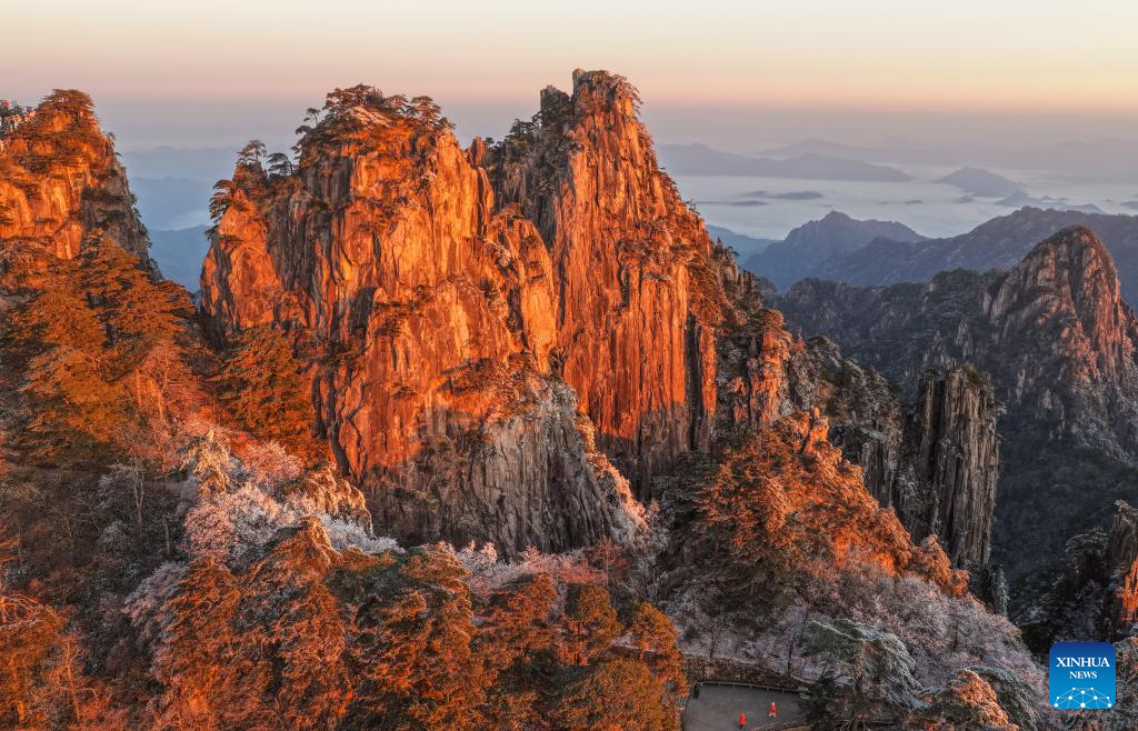 Após neve, nascer do sol confere beleza singular à Montanha Huangshan em Anhui, no leste da China