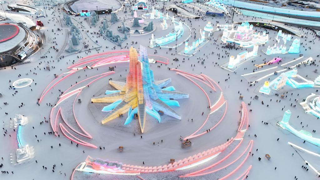 (Multimídia) Maior parque temático de gelo e neve do mundo será inaugurado no nordeste da China