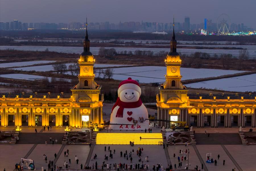 (Multimídia) Harbin revela icônico boneco de neve gigante com chegada da temporada alta de turismo