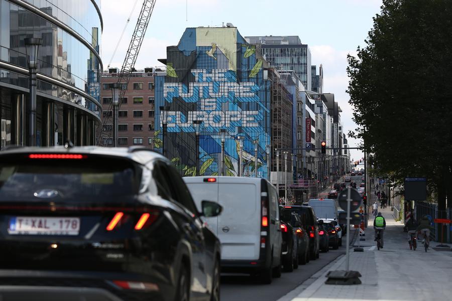 UE flexibiliza meta de emissão zero para carros até 2035, enquanto transição verde enfrenta dificuldades econômicas e políticas