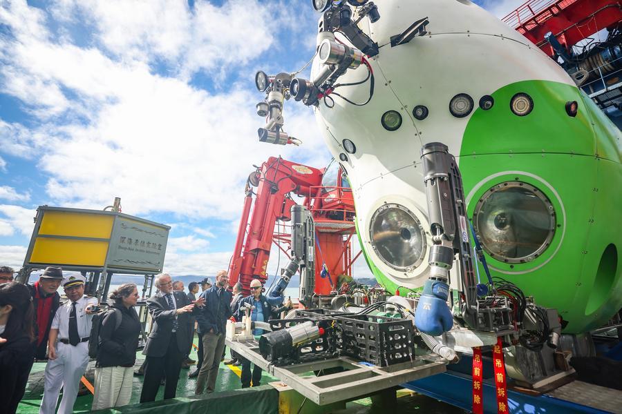 (Multimídia) Três submersíveis tripulados de águas profundas da China completam mais de 1.700 mergulhos