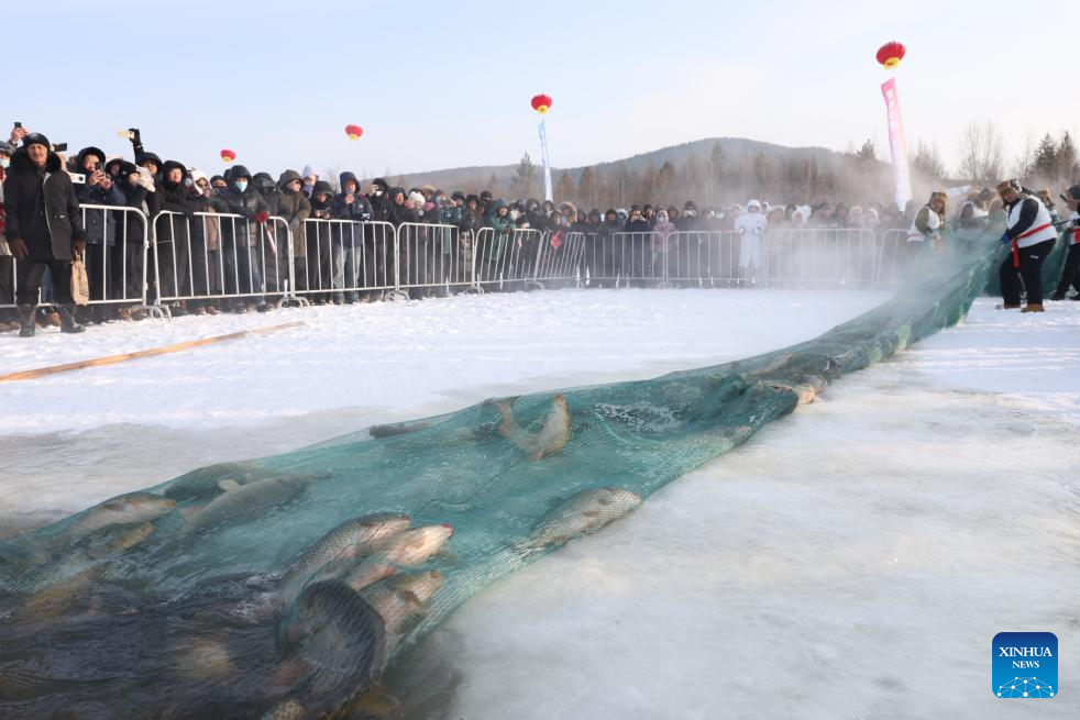 Evento de pesca no inverno é realizado em Mohe, em Heilongjiang, nordeste da China