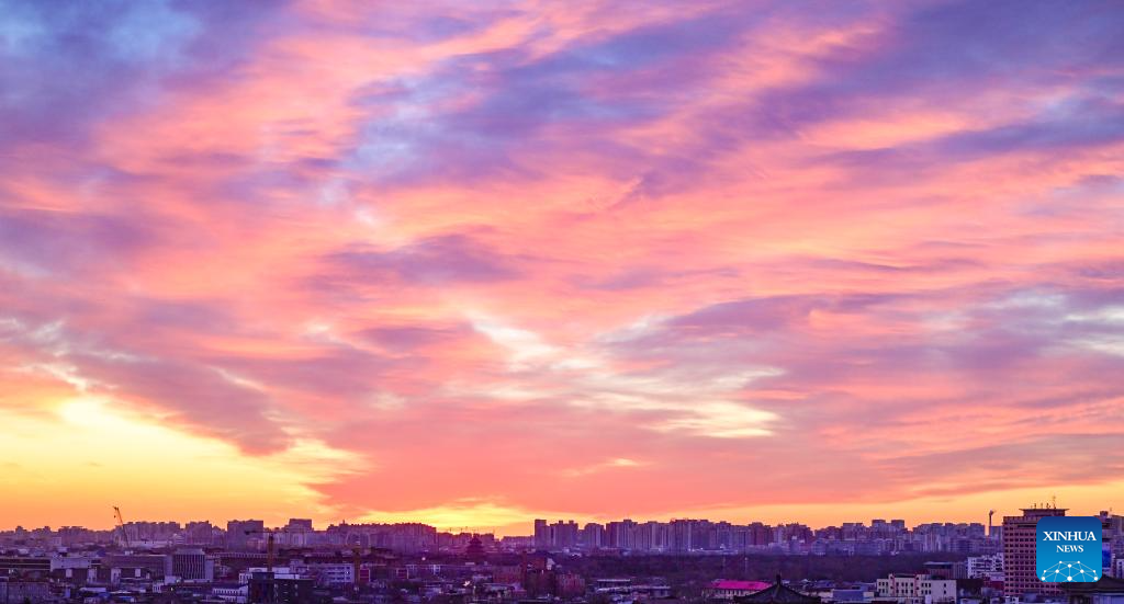 Luz do amanhecer tece o horizonte de Beijing