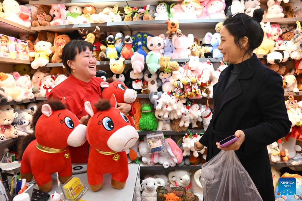 Brinquedo de pelúcia em forma de cavalo viraliza e pedidos disparam em Yiwu, no leste da China