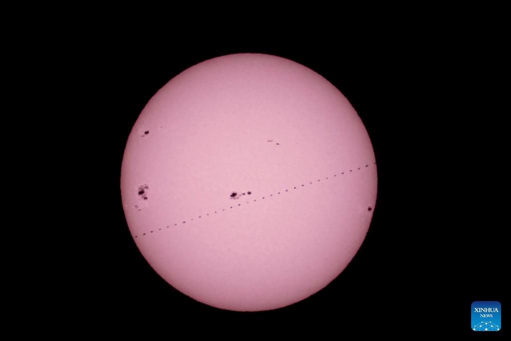 Imagens capturam estação espacial chinesa transitando em frente ao Sol