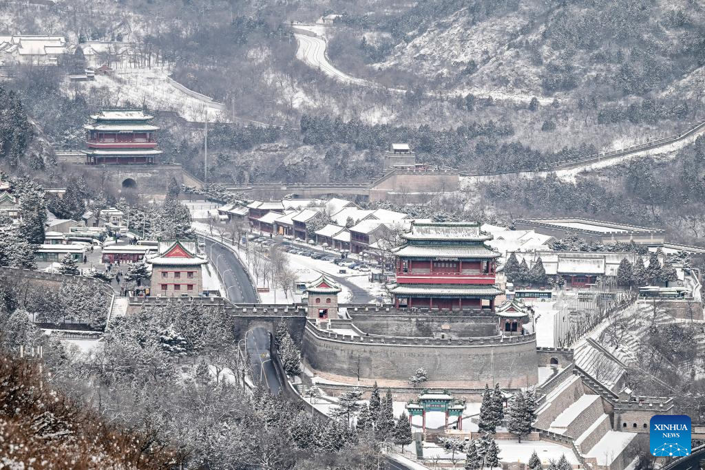 Neve e baixas temperaturas pintam de branco a paisagem da Grande Muralha em Beijing