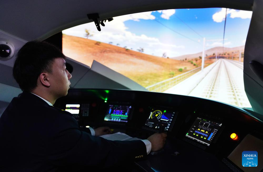 Funcionários do trem de alta velocidade em Beijing se preparam para o pico de viagens da Festa da Primavera