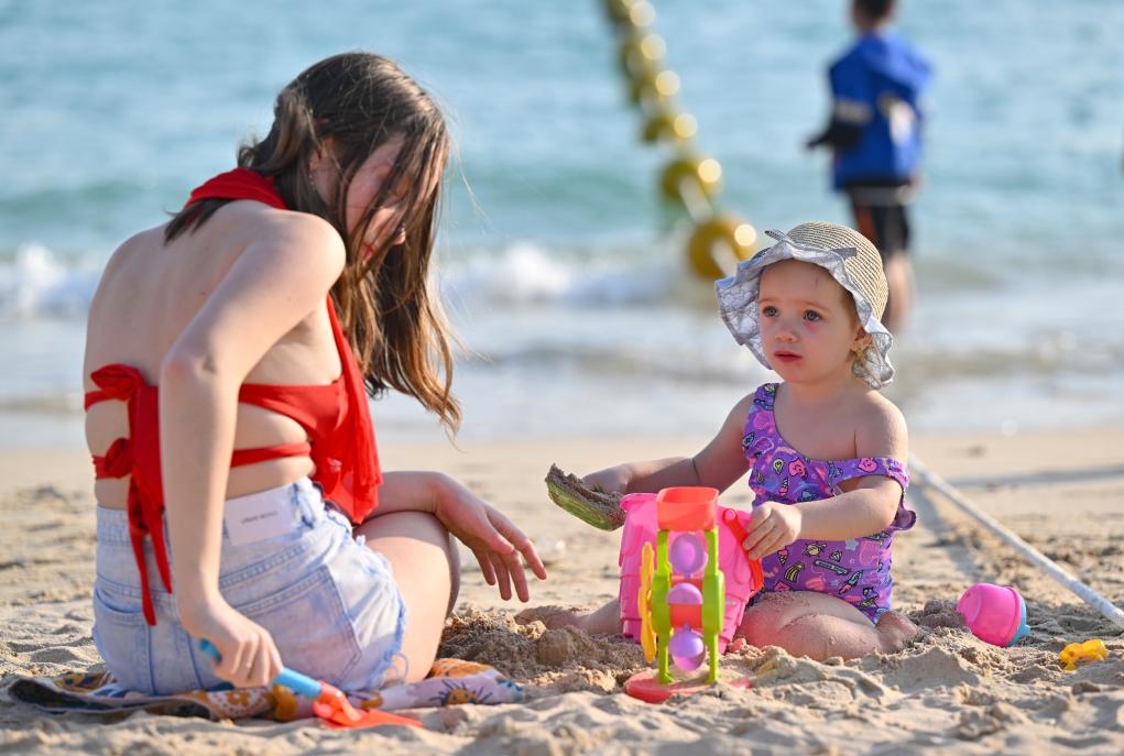 (Multimídia) Hainan da China registra 100 milhões de turistas em 2025 com consumo turístico continuando a crescer