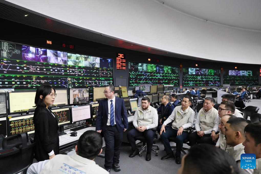 Profissionais cazaques participam de capacitação em Tianjin