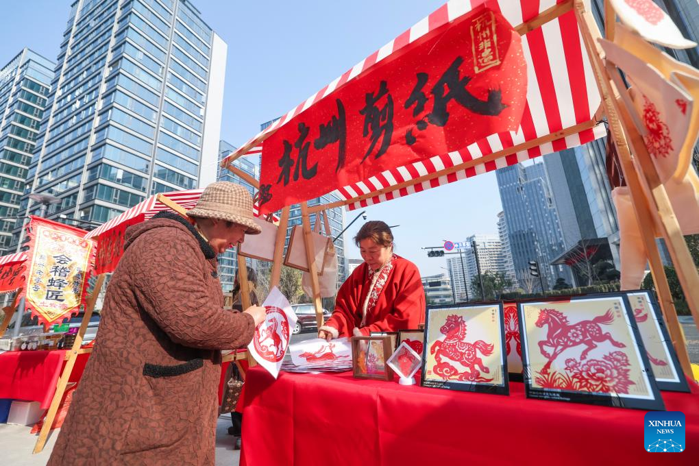 Feira de patrimônio cultural imaterial e produtos de Ano Novo Chinês atrai público em Hangzhou