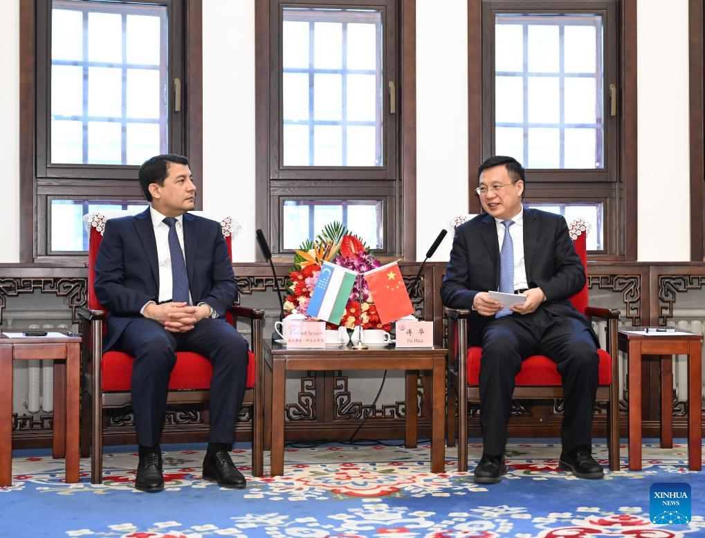 Presidente da Xinhua reúne-se com embaixador uzbeque na China