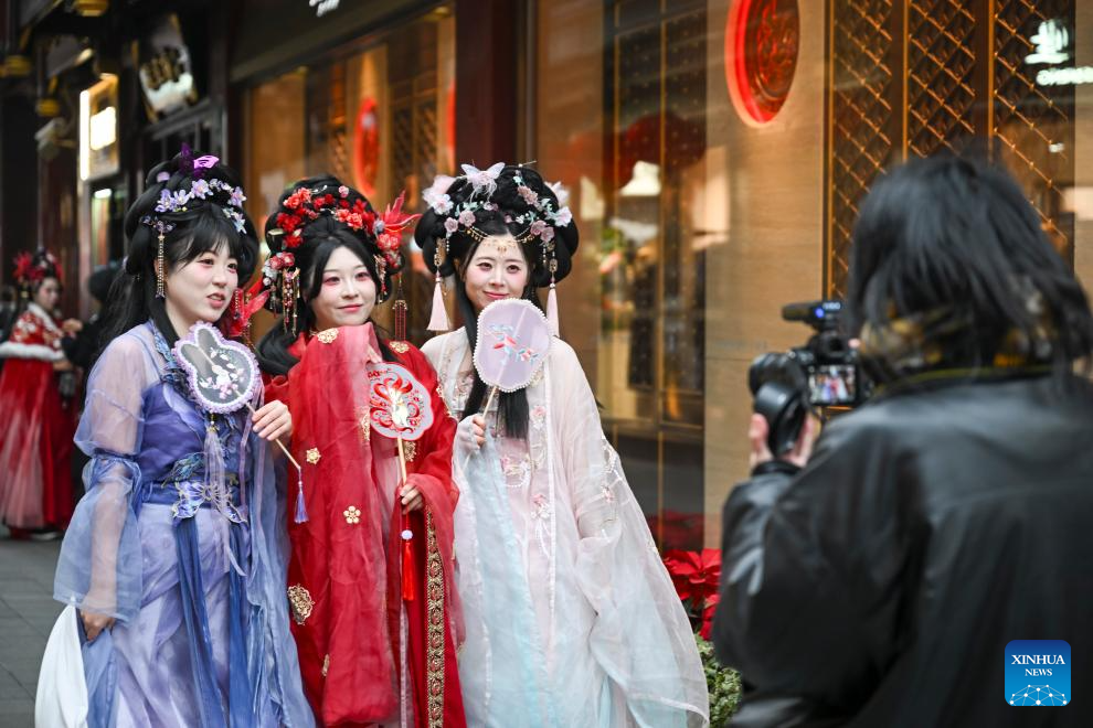 Abertura impulsiona aumento de visitantes estrangeiros na China e fortalece intercâmbios interpessoais