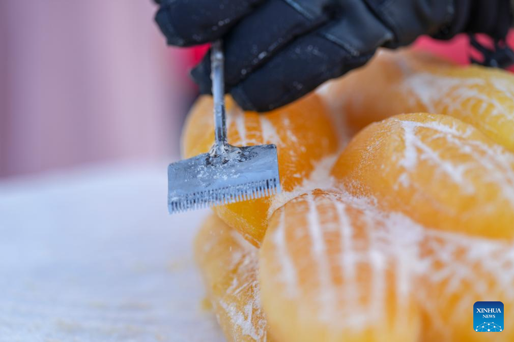 Esculturas de gelo tingidas com corantes vegetais trazem cores ao Mundo de Gelo e Neve em Harbin