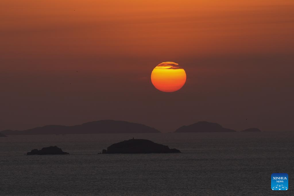 Paisagem do pôr do sol na Ilha de Huaniao na cidade chinesa de Zhoushan