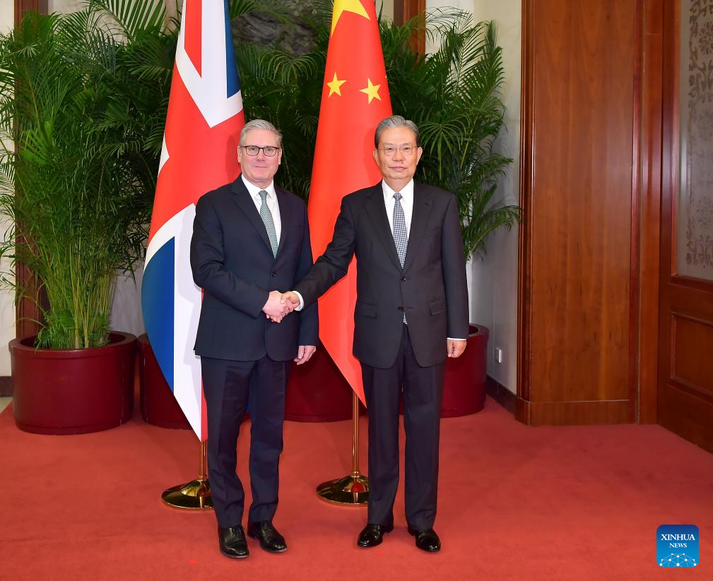 Principal legislador da China se reúne com primeiro-ministro britânico