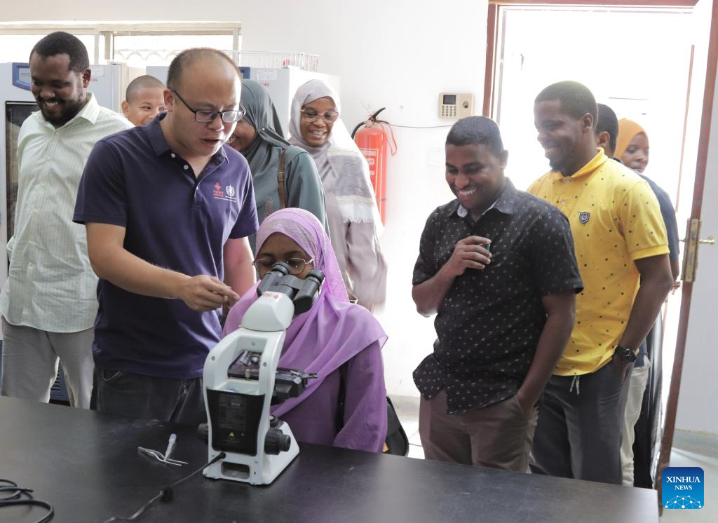Especialistas chineses realizam treinamento sobre doenças tropicais em Zanzibar para marcar o Dia Mundial das DTNs