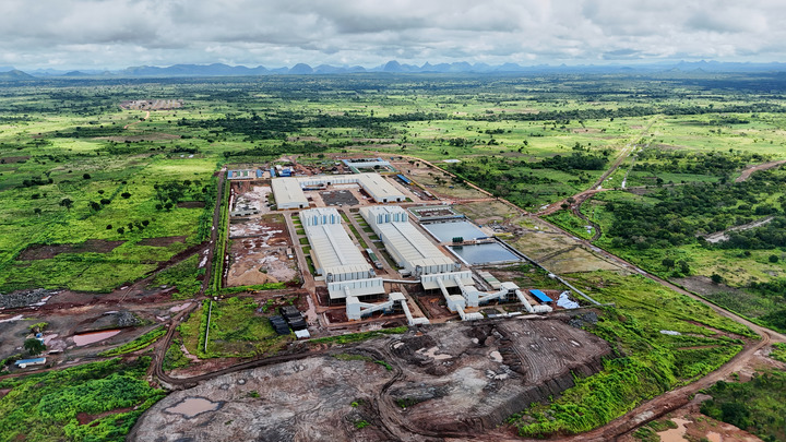Fábrica de processamento de grafite financiada e construída pela empresa chinesa Jinan Yuxiao Group no distrito de Nipepe, na Província de Niassa, no norte de Moçambique, em 31 de janeiro de 2026. (Xinhua/Liu Jie)