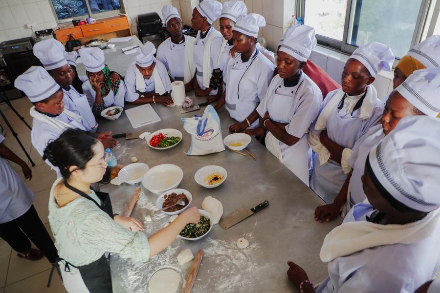 Woks e sonhos: jovens tanzanianos abraçam a arte culinária chinesa