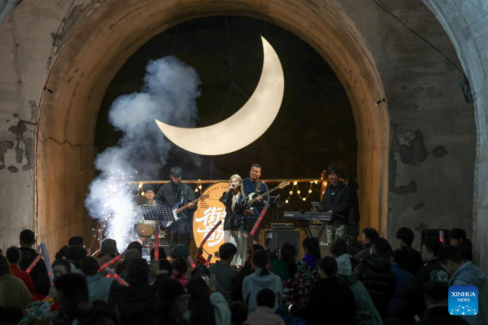 Confira fotos de show ao vivo em abrigo antiaéreo subterrâneo em Chongqing, no sudoeste da China