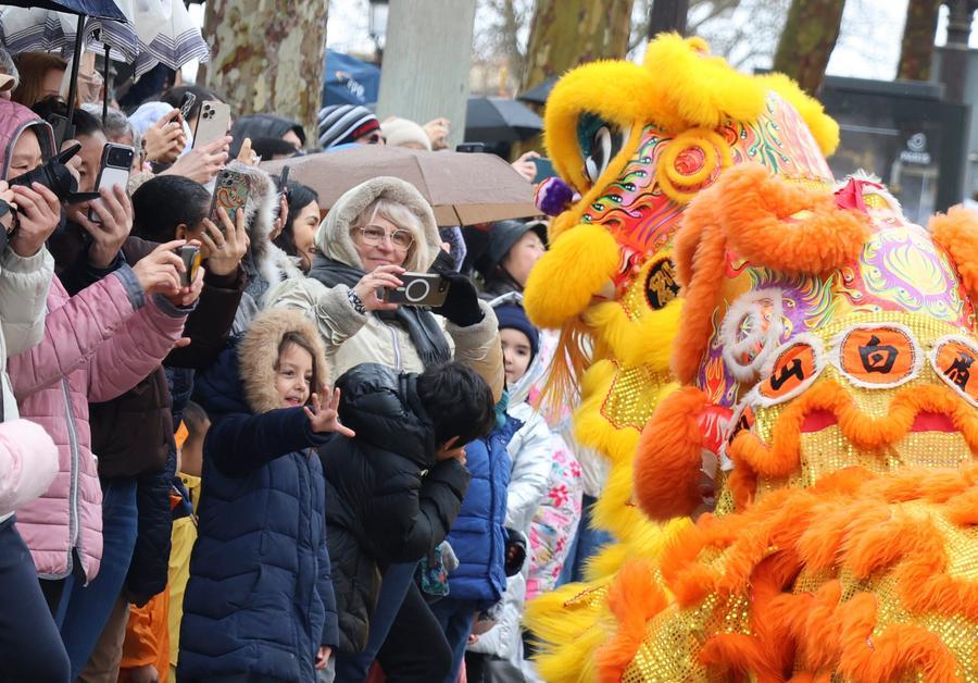 Robô adiciona toque futurista ao desfile do Ano Novo Chinês em Paris