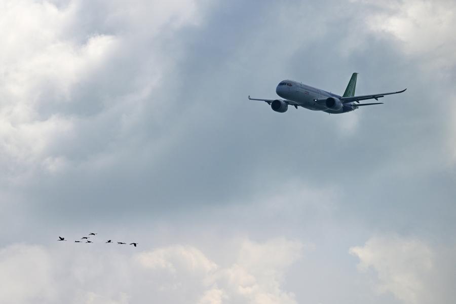 (Multimídia) Aeronaves C919 e C909 da China se apresentam no Singapore Airshow 2026