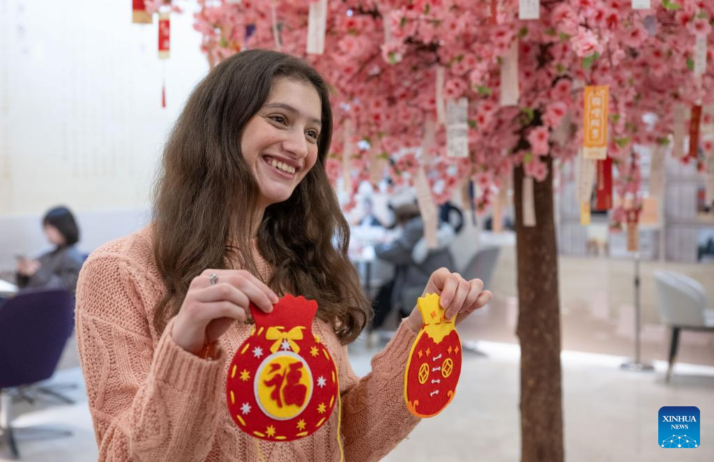 Estudantes internacionais aproveitam clima festivo do Ano Novo Chinês em Chongqing
