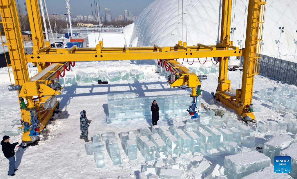 Robô automatizado de empilhamento de blocos de gelo entra na fase de testes no 27º Mundo de Gelo e Neve de Harbin