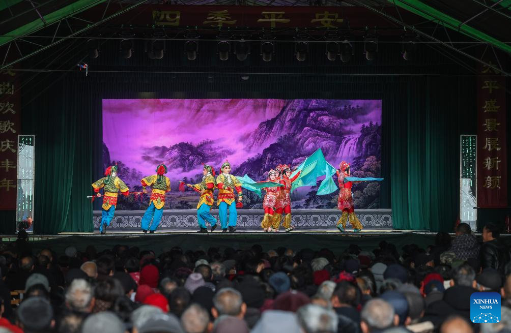 Apresentação da Ópera Wuju atrai multidão em Lishui, na Província de Zhejiang