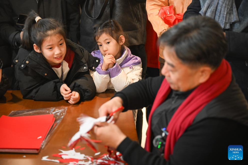 Eventos alusivos ao termo solar "Lichun" na Mongólia Interior destacam a arte folclórica do recorte de papel de Horinger
