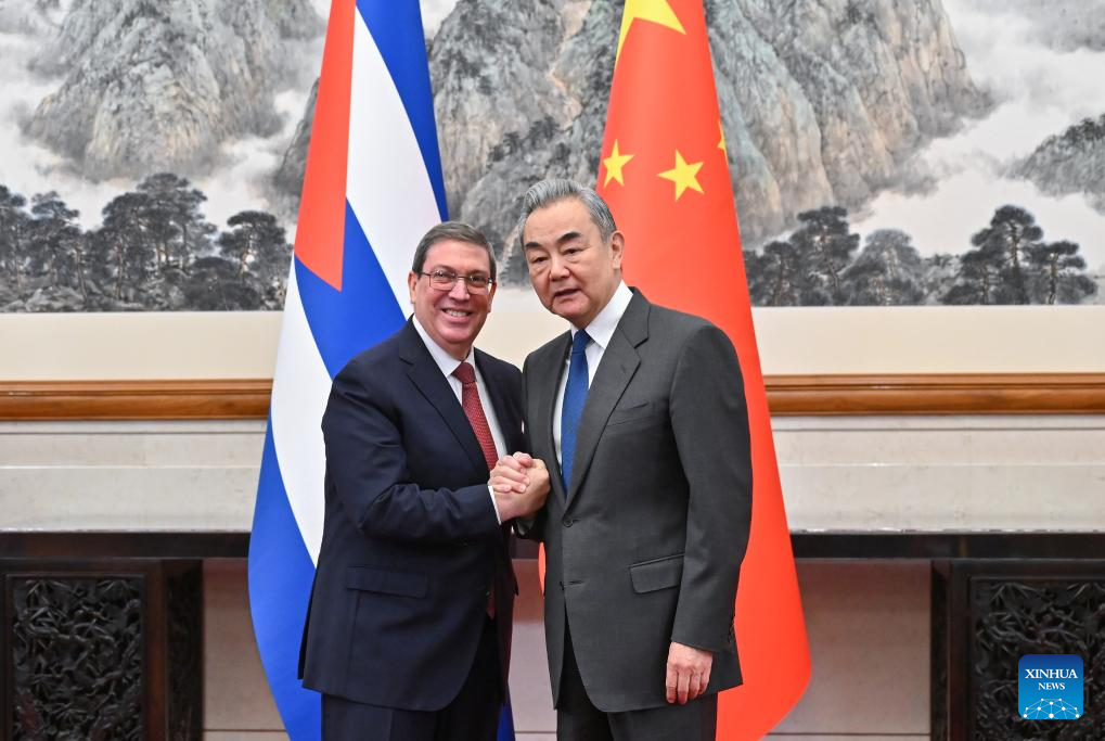 China se opõe à interferência injustificada de forças externas em Cuba, diz chanceler chinês