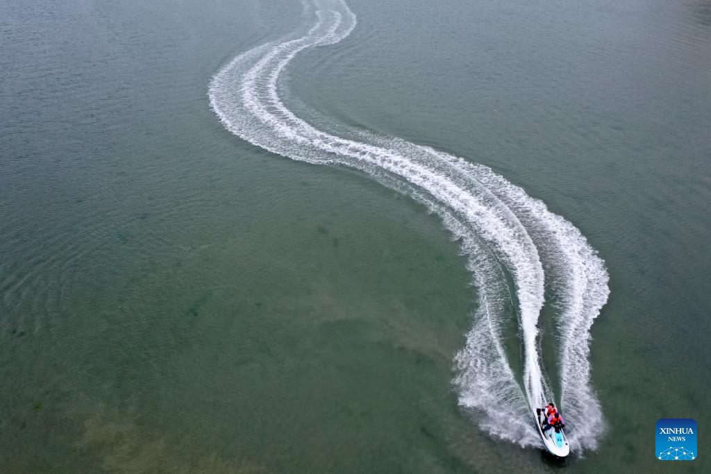 Turistas desfrutam de atividades aquáticas em Beihai, no sul da China