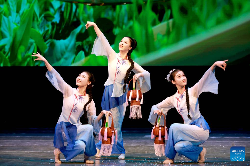 Grupo artístico de Fujian se apresenta em show cultural do Ano Novo Chinês em Bishkek, Quirguistão