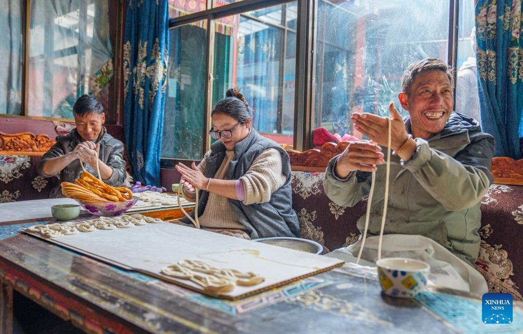 Moradores passam do isolamento à prosperidade na Vila de Yumai, em Xizang