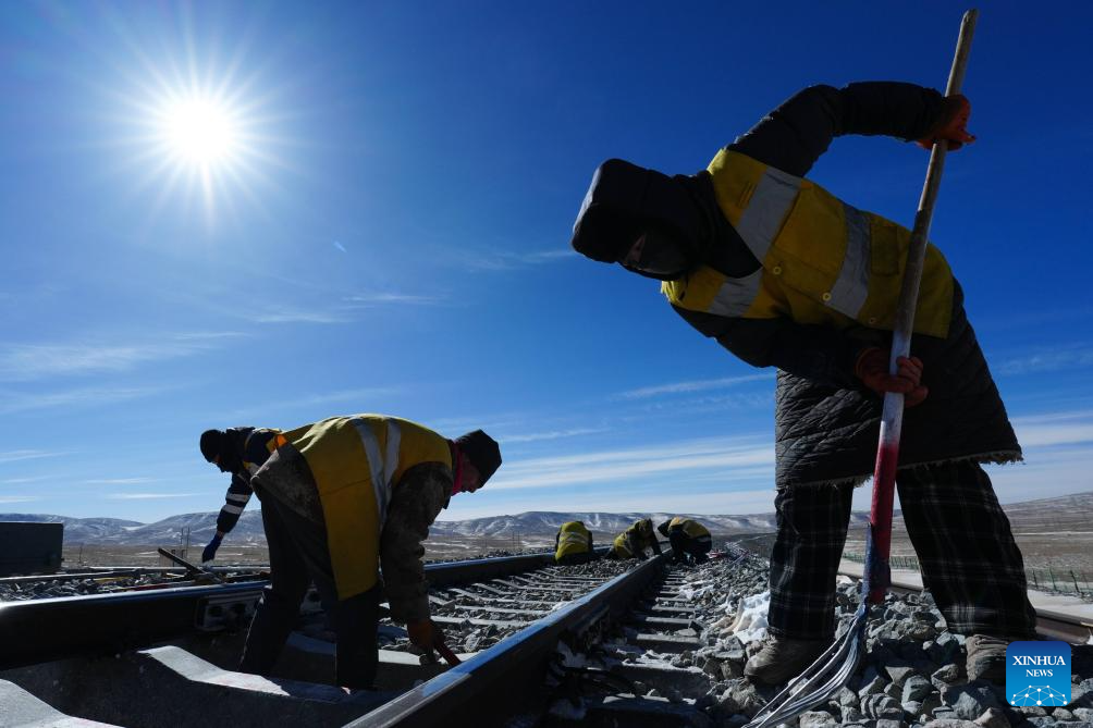 Mecânicos de oficinas ferroviárias intensificam patrulhamento ao longo das linhas ferroviárias em Qinghai, no noroeste da China