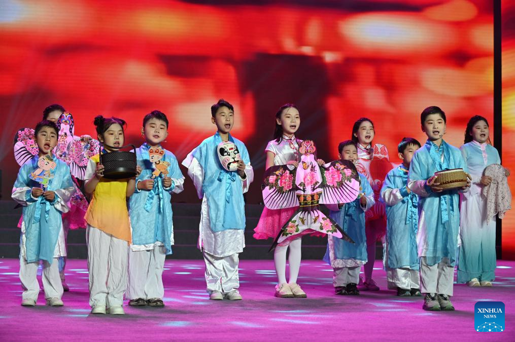 Alunos chineses participam de várias atividades extracurriculares durante férias de inverno