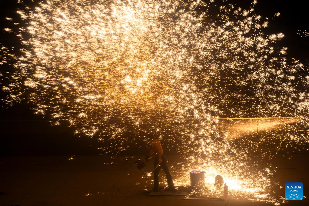Shanghai realiza show de fogos de artifício de ferro fundido