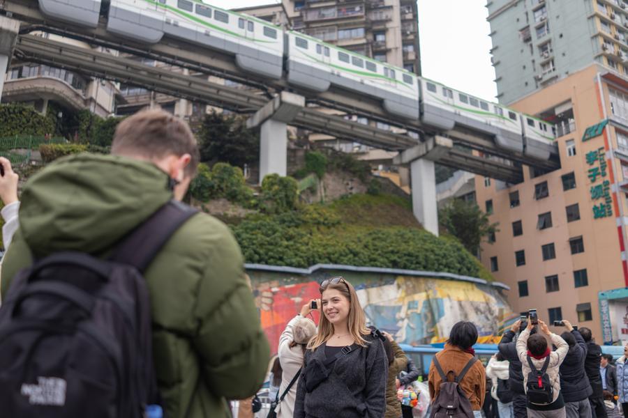 (Multimídia) China prevê mais de 2,05 milhões de viagens transfronteiriças diárias durante Festa da Primavera