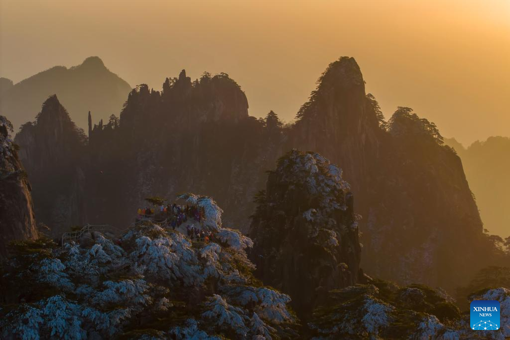 Paisagem da Montanha Huangshan ao nascer do sol após neve em Anhui