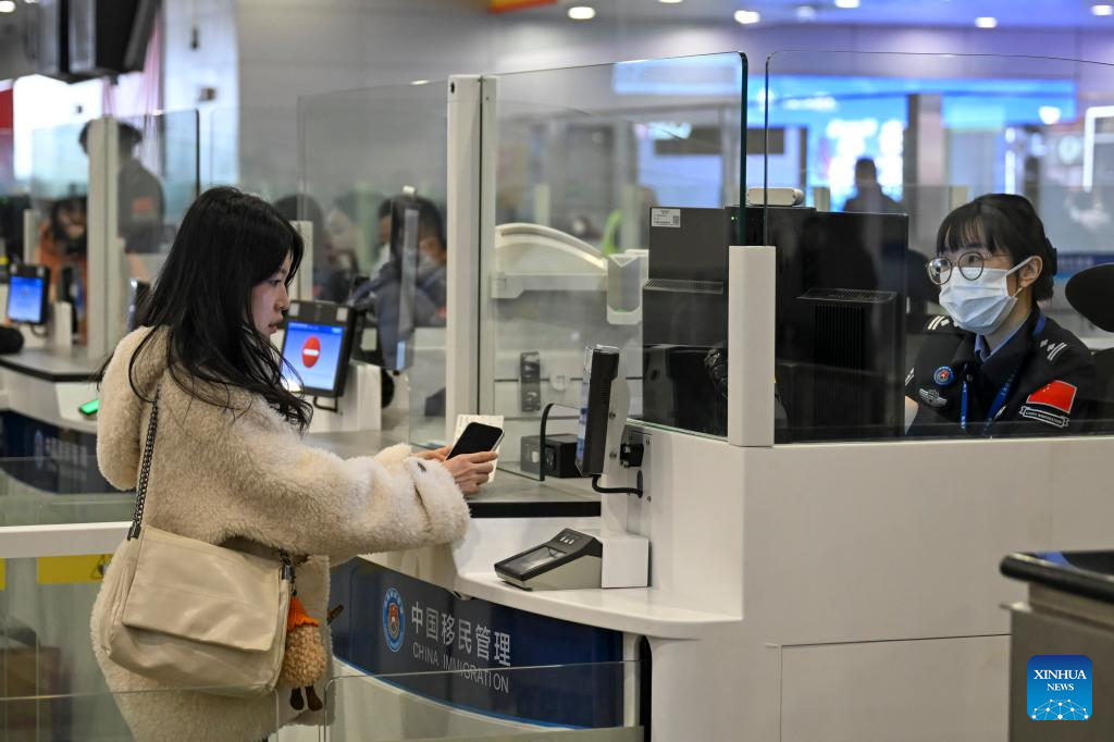 Porto de Shanghai registra aumento na chegada de viajantes antes da Festa da Primavera