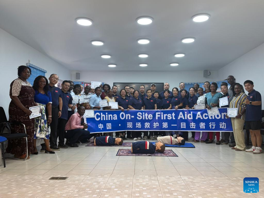 Médicos chineses capacitam funcionários do UNICEF em Serra Leoa com treinamento essencial em primeiros socorros