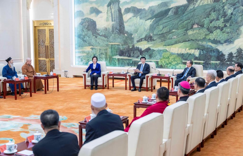 Alto funcionário expressa saudações pela Festa da Primavera a grupos religiosos